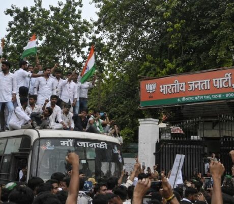 Bihar Youth: "Where will the donation thief be found? He will be found in the BJP office!”